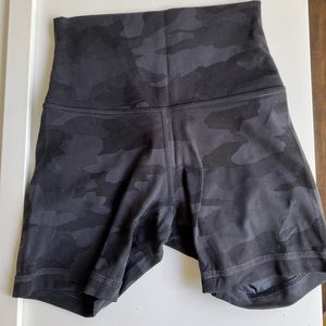 Lululemon black / grey camo biker shorts SIZE 2